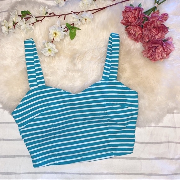Forever 21 Tops - 🌵5/$25 FOREVER 21 Zipper Back Crop Top - M